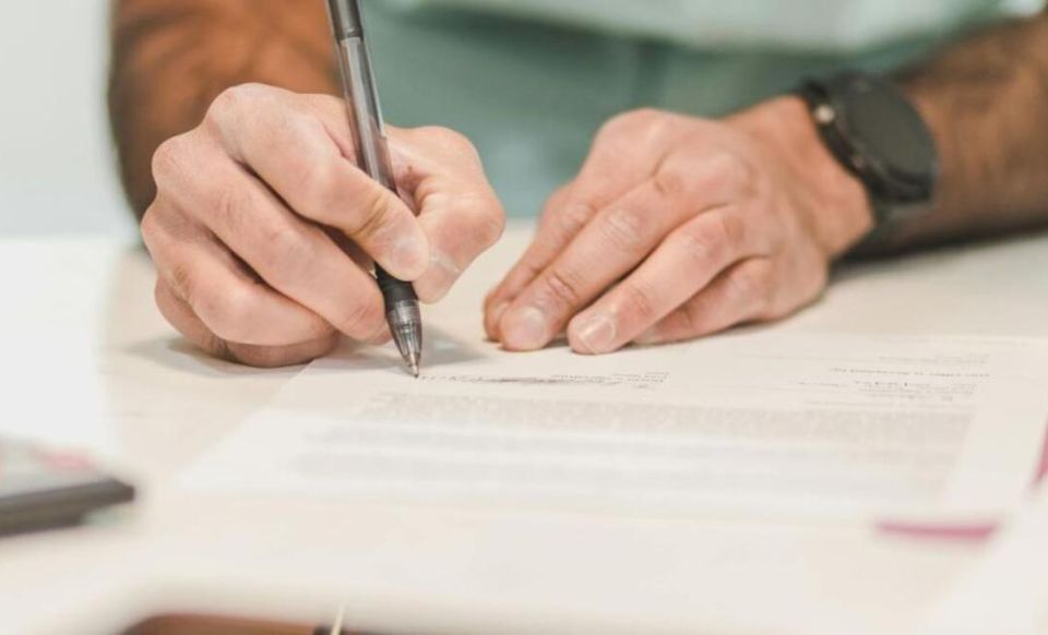 La signatura dels convenis de pràctiques en paper, ja és història
