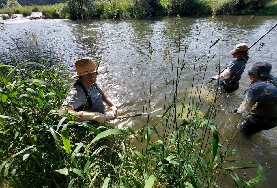 Investigadors del CERM fent estudi al riu