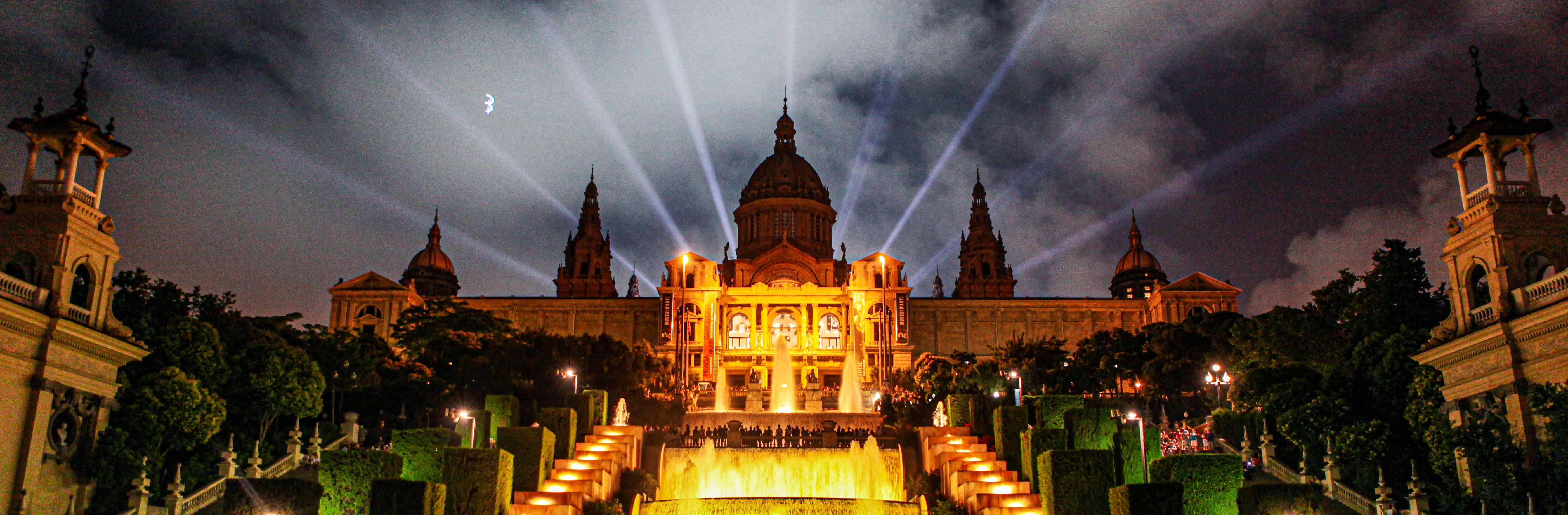 Palau Nacional amb els raigs de llum Barcelona