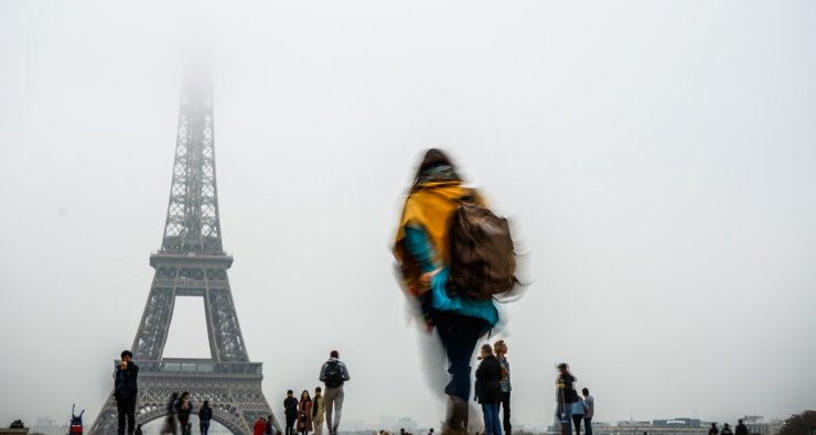 Noia amb Torre Eiffel