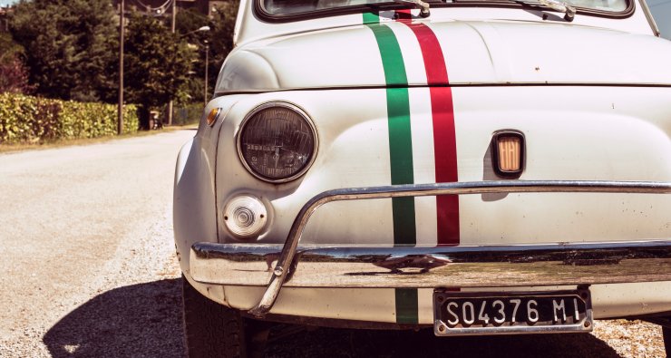 Cotxe amb la bandera italiana