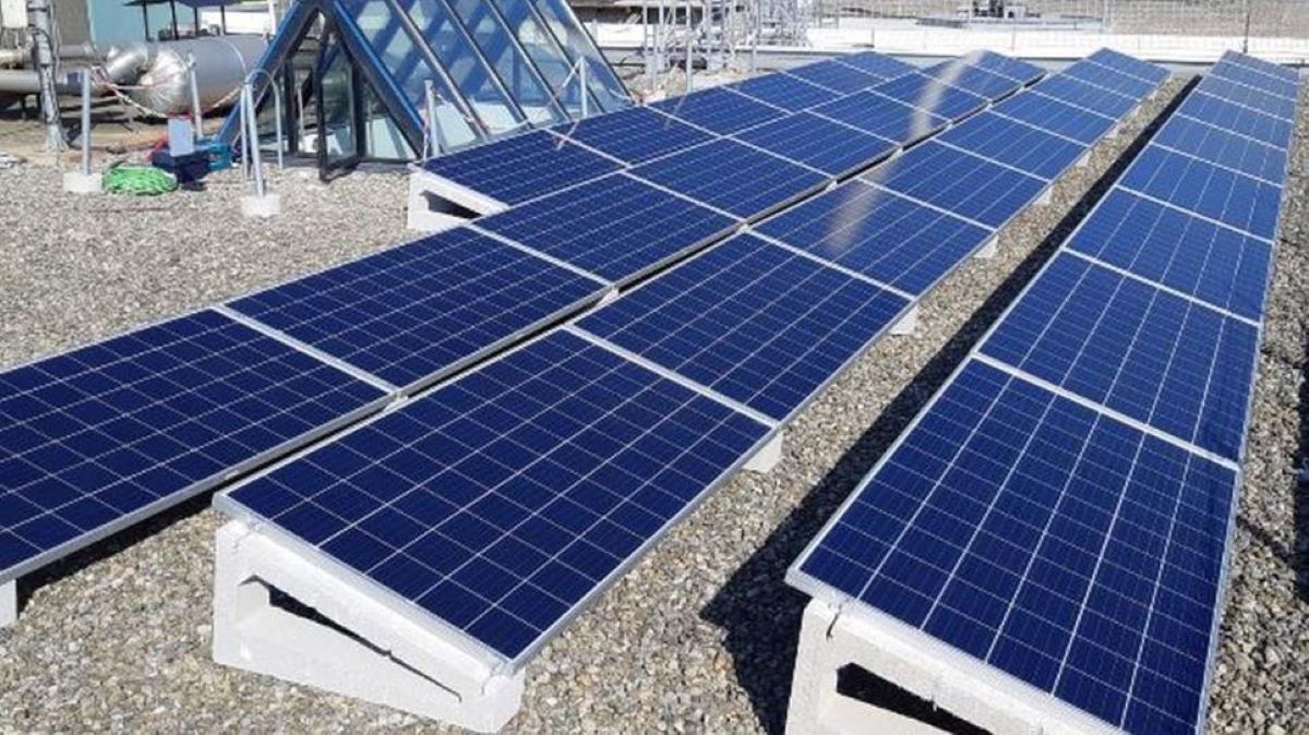 Nova instal·lació de plaques fotovoltaiques a l’edifici F