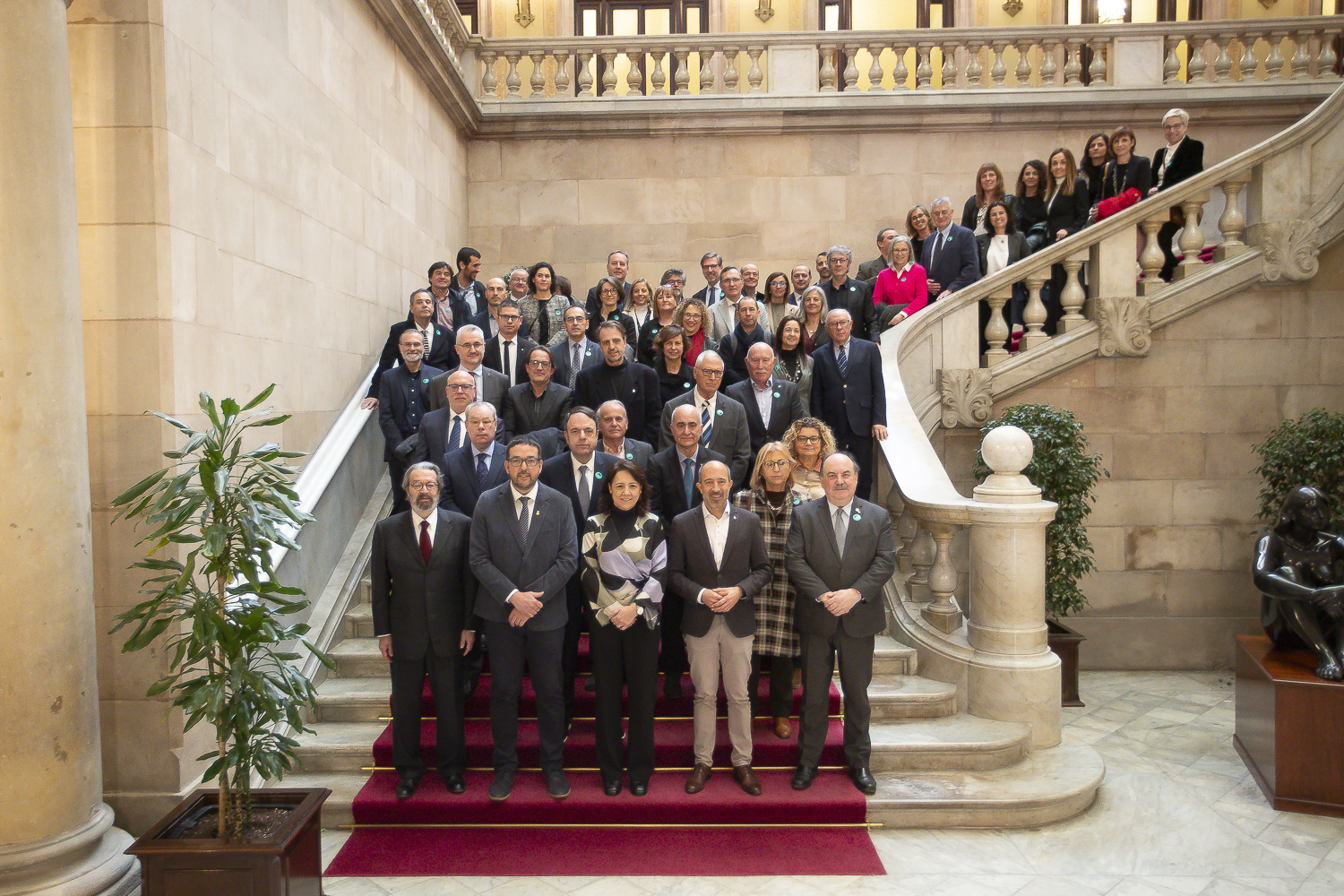 Foto de grupo de los representantes institucionales i académicos de la UVic-UCC, después de la audiencia de la presidenta del Parlamento, Anna Erra