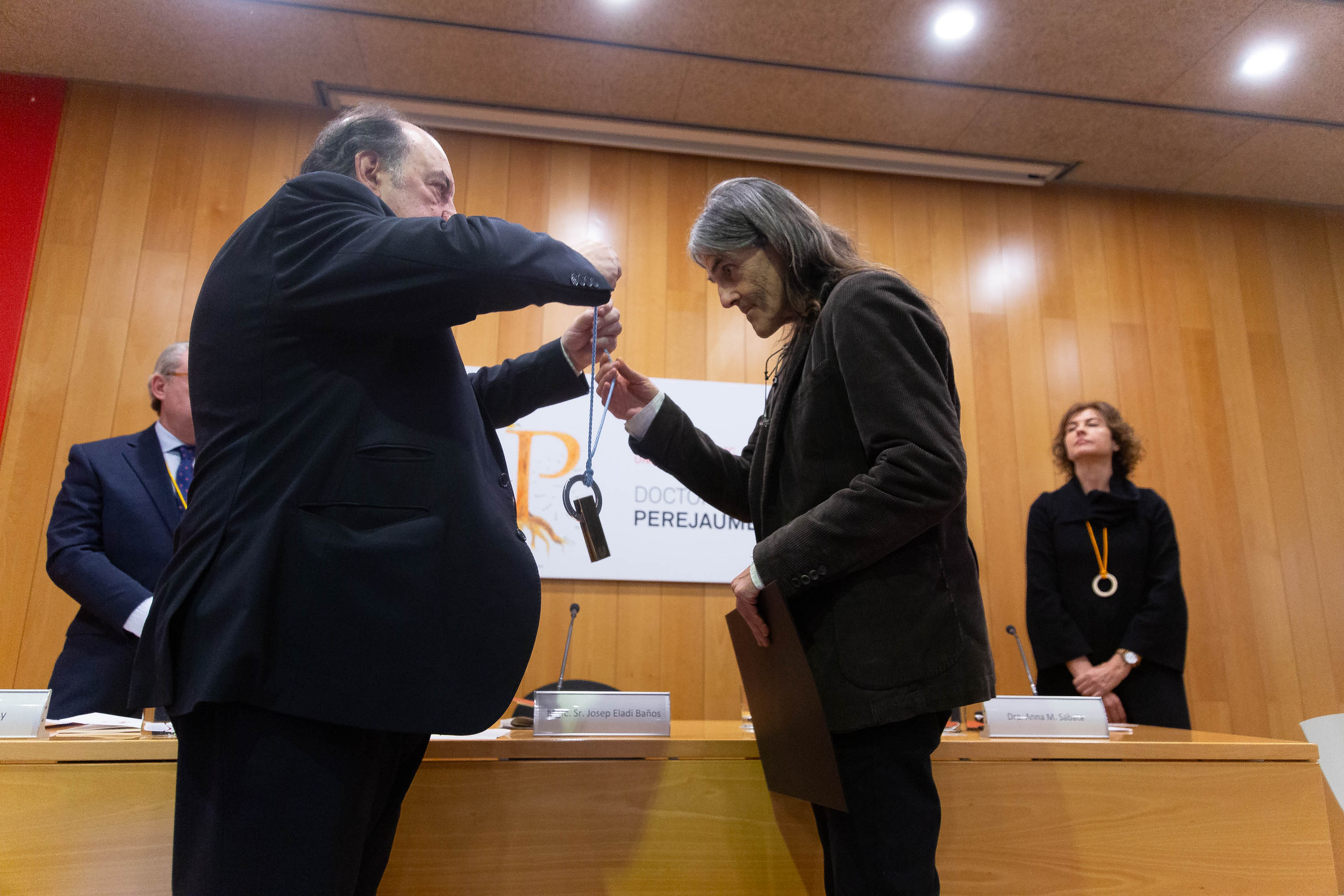 El rector de la UVic-UCC impone la medalla de doctor honoris causa a Perejaume