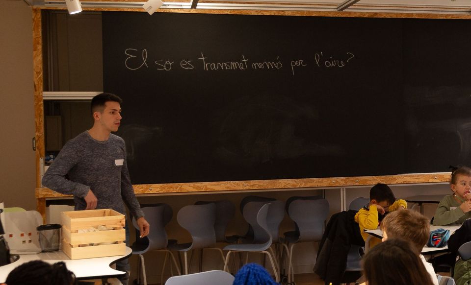 Un estudiant de Mestre fent una sessió de Ciències Naturals als alumnes de l'Escola Vedruna de Manlleu