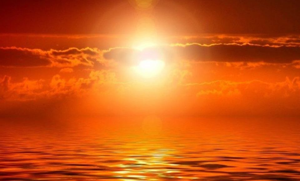 Imatge d'una posta de sol sobre el mar