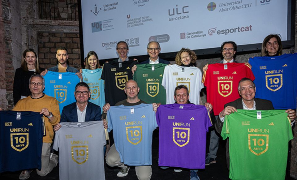 Presentació de les samarretes de les dotze universitats participants 