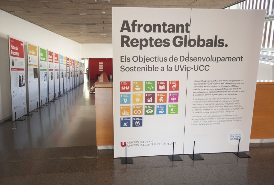 Inaugurada la exposición "Afrontando retos globales" que se puede ver en el edificio Torre dels Frares