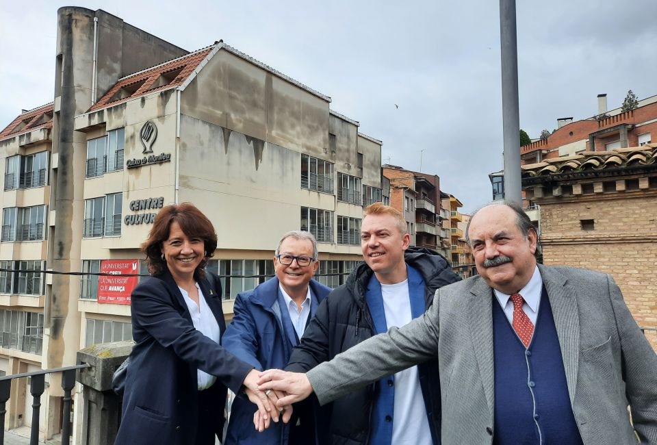 Anna Erra, Miquel Torrents, Àlex Garrido i Josep Eladi Baños, davant el Centre Cultural de Manlleu