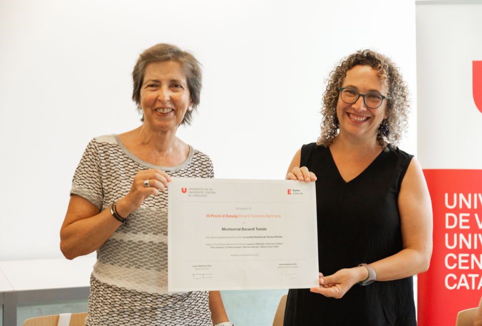 Montserrat Bacardí i Eva Espasa amb el diploma del III Premi d'Assaig Ricard Torrents