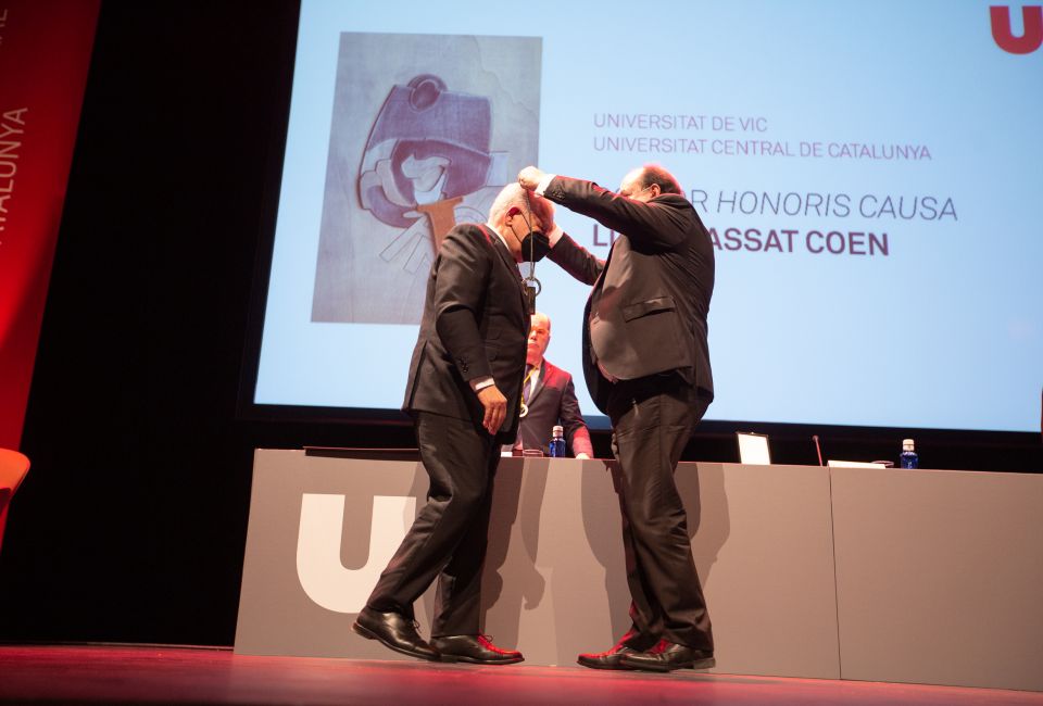El rector Josep Eladi Baños li fica la medalla al nou doctor honoris causa