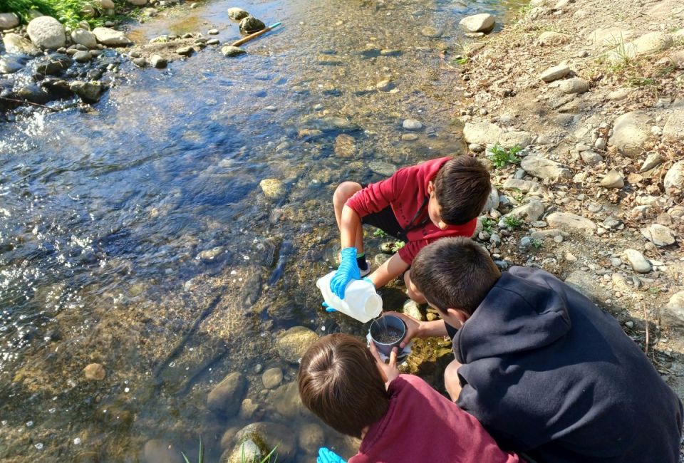 Niños participando en el proyecto Pescadors de Plàstic del CT BETA