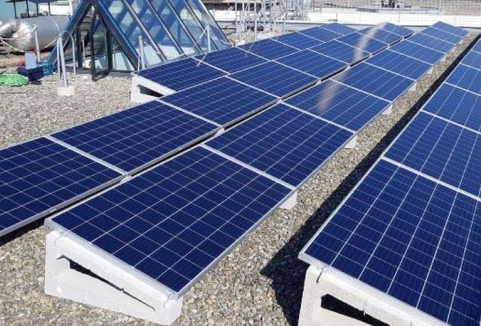Nova instal·lació de plaques fotovoltaiques a l’edifici F