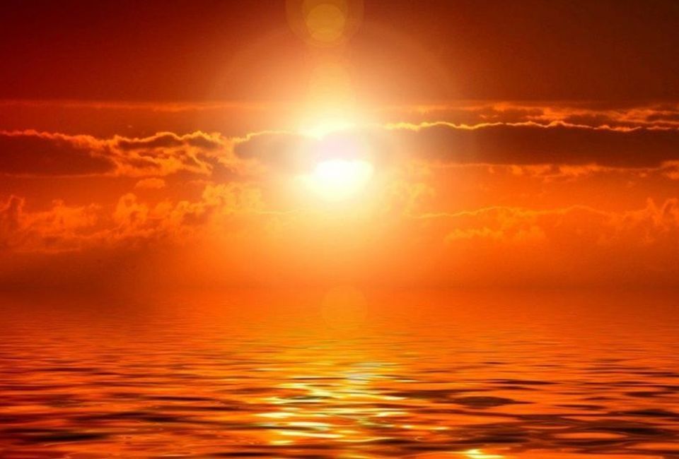 Imatge d'una posta de sol sobre el mar