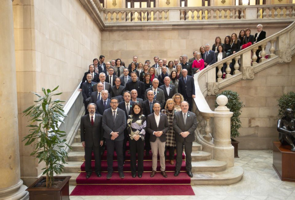 Foto de grup de representants institucionals i acadèmics de la UVic-UCC, després de l'audiència de la presidenta del Parlament, Anna Erra