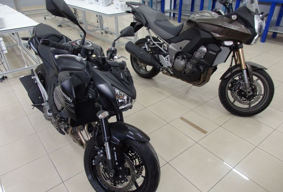 Les dues motos Kawasaki al laboratori taller d'Automoció