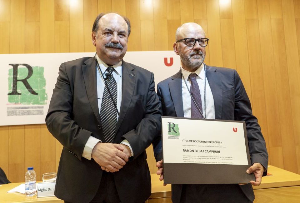 El rector, Josep-Eladi Baños, y Ramon Besa, en el momento de la investidura