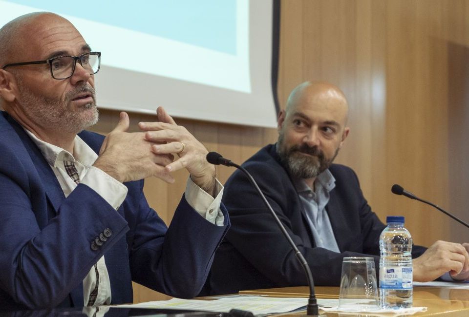 Javier Muniain i Saül Gordillo, durant el debat de l'e-week a l'Aula Magna