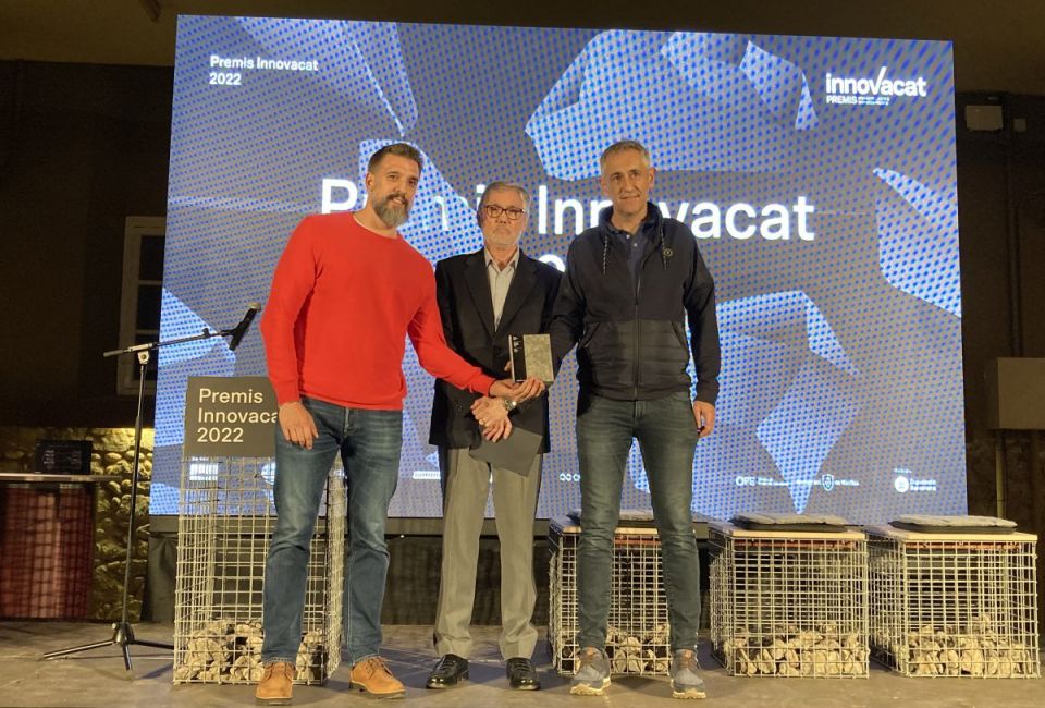 Sergi Grau y Josep M. Serra en el momento de recoger el premio Innovacat 2022