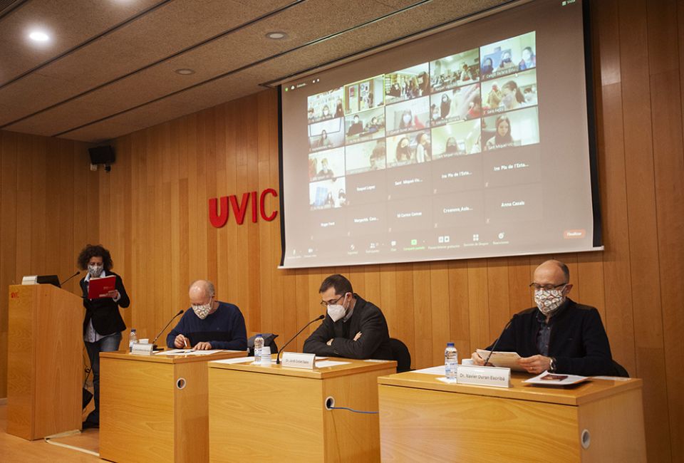 Alumnes de Vic, Banyoles, Manlleu i Esparreguera guanyen la 9a edició dels Premis Llegim Ciència de la UVic