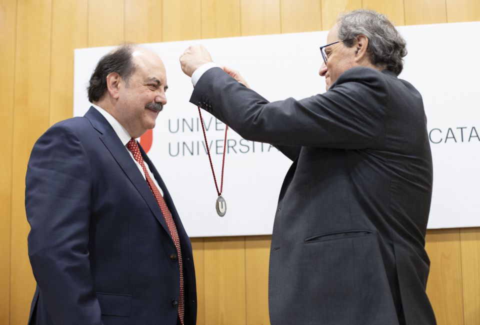 El President imposa la medalla de rector al Dr. Josep Eladi Baños