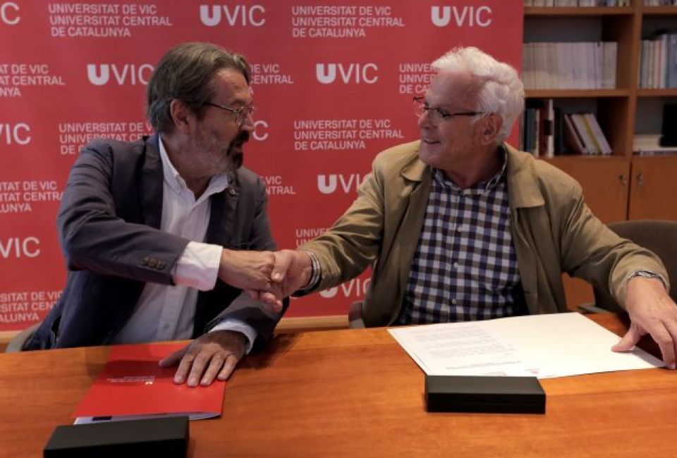 La UVic-UCC i Càritas signen un conveni de col·laboració per formar persones en risc d'exclusió social 