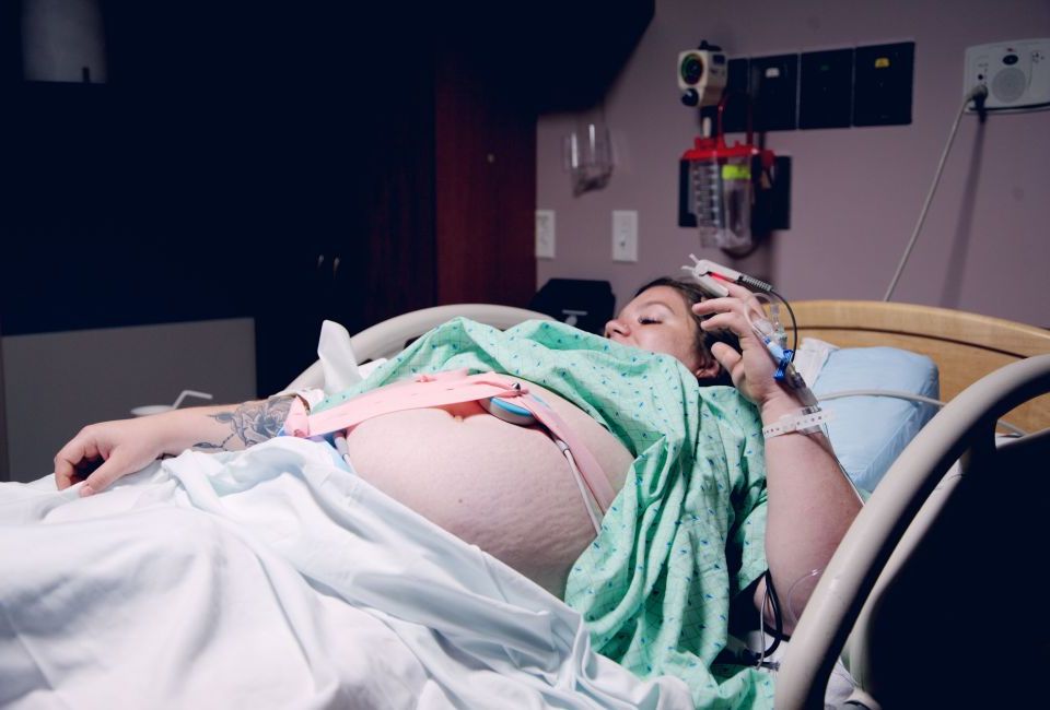 Mujer en un hospital dando a luz