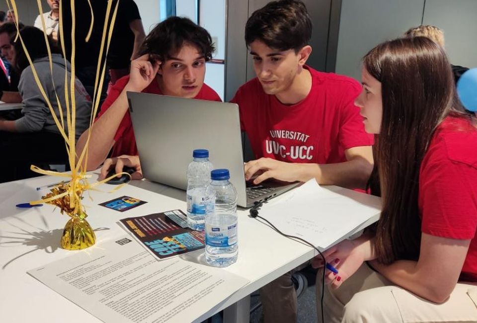 Estudiants de Teknós participen a la primera edició de la competició de programació Codefest