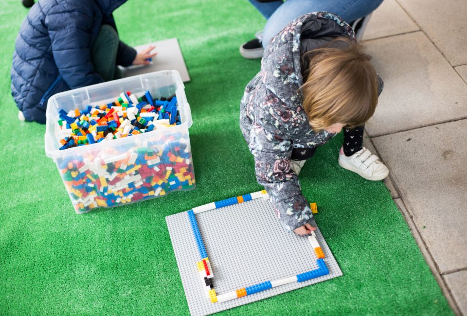 Nens jugant amb Lego